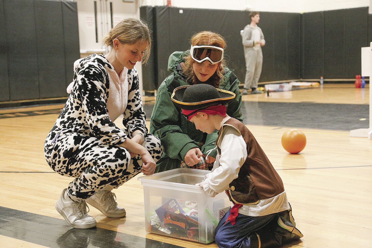 10-27-21 Conway Rec Halloween grabbing prize